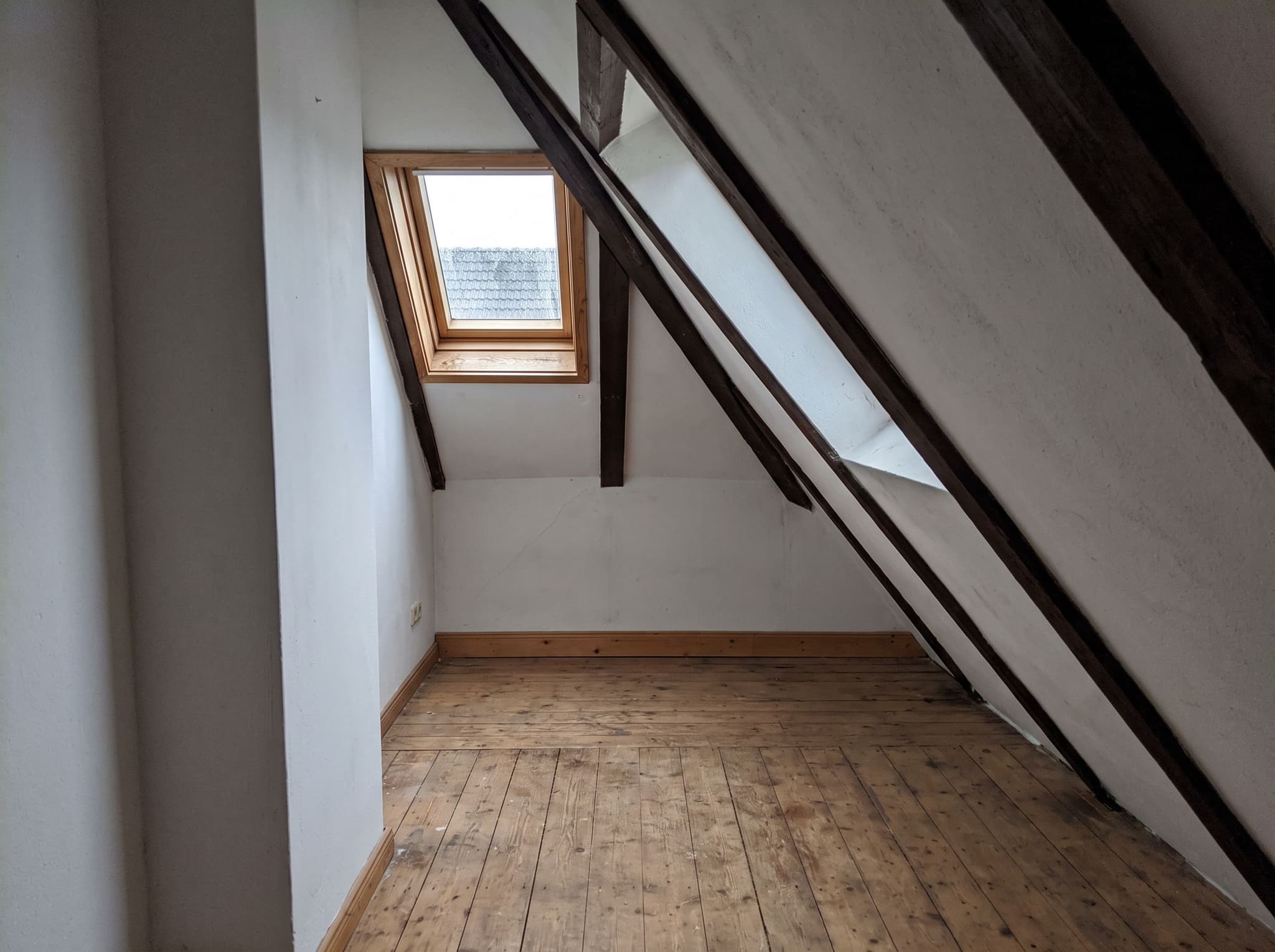 Zimmer mit Dachschräge vor und nach der KI-Raumgestaltung – vorher
