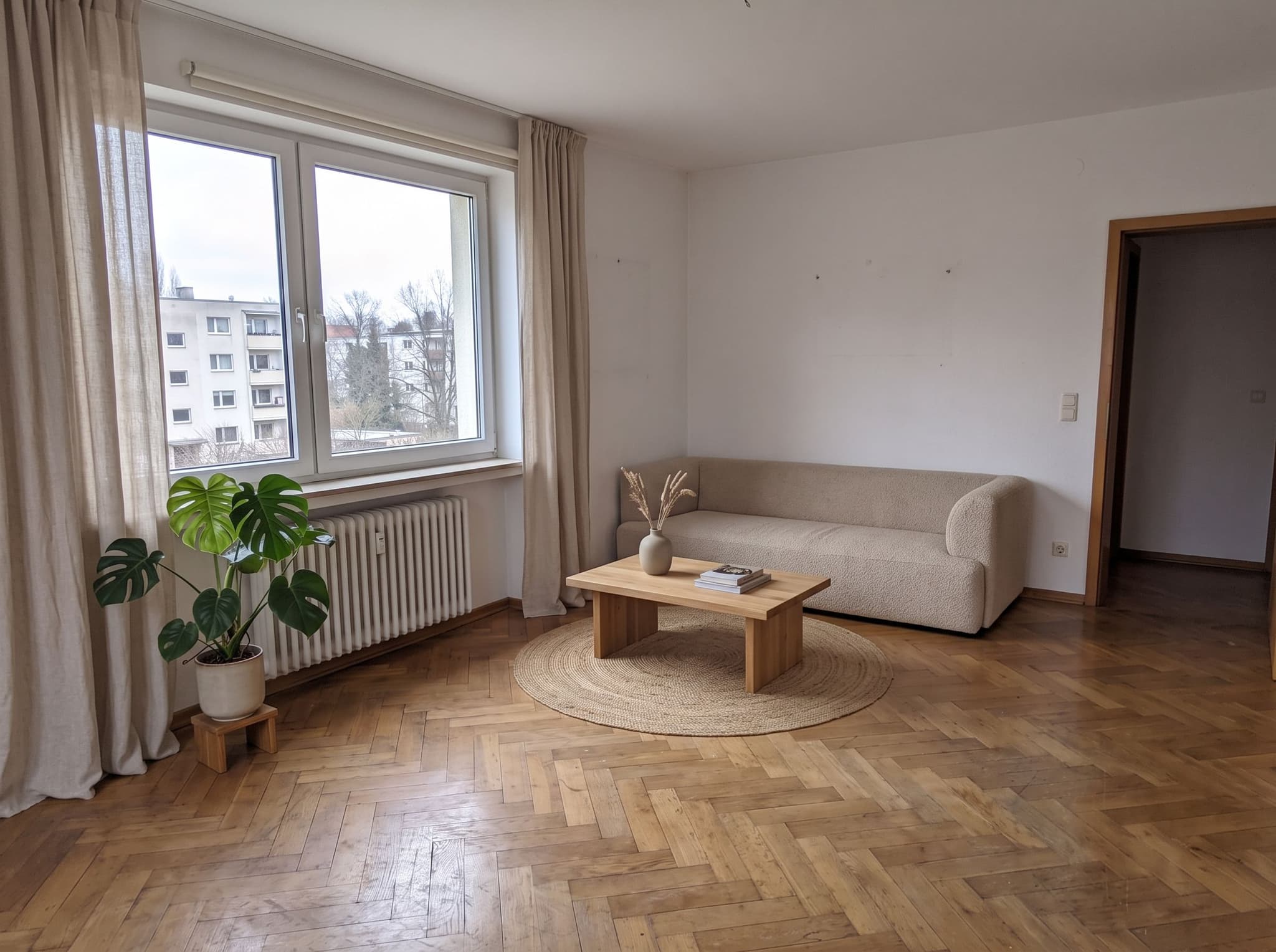 Leeres Wohnzimmer vor dem Einzug – nachher, gestaltet mit dem KI Raumplaner im Stil Japandi