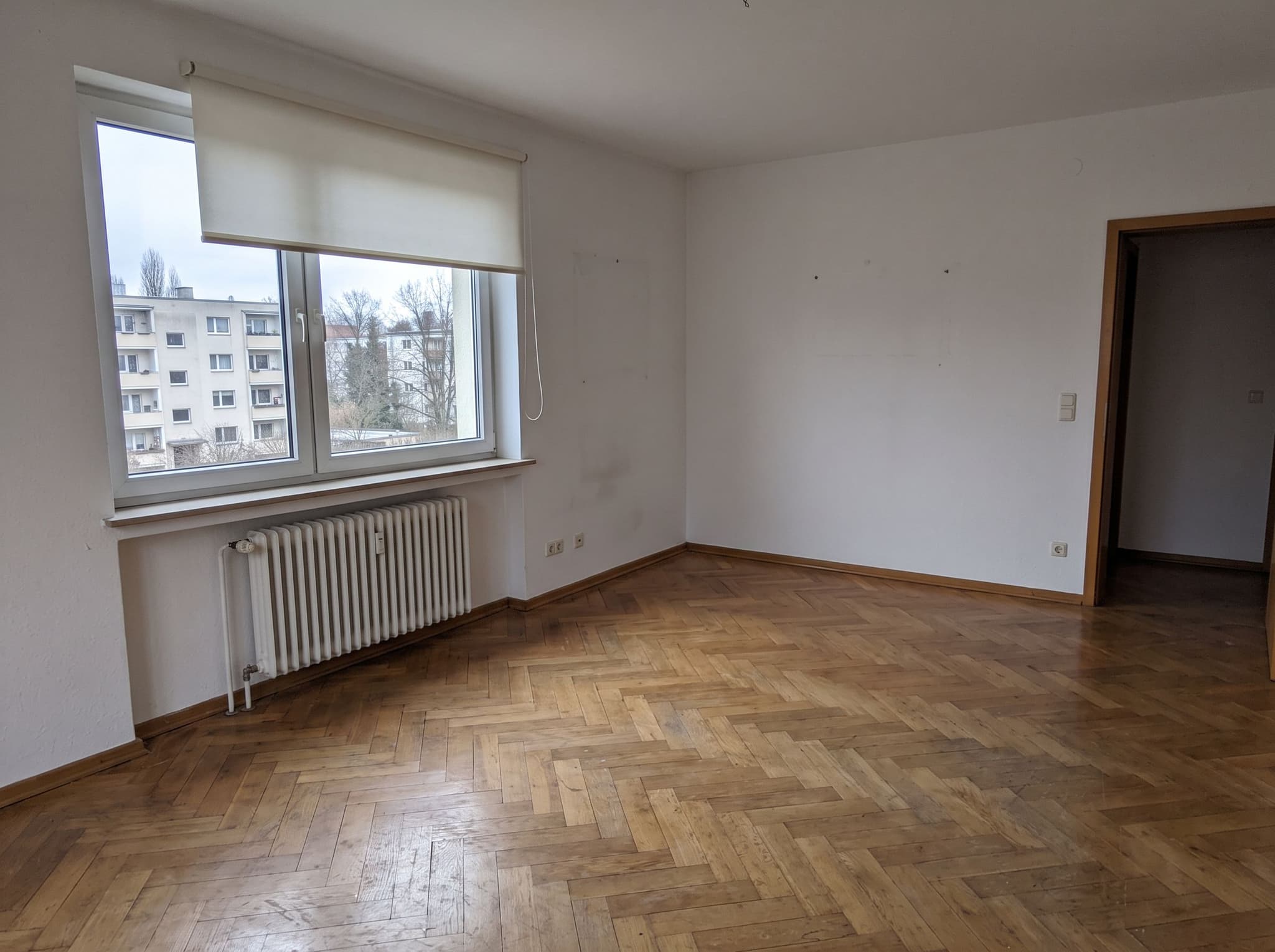 Leeres Wohnzimmer vor und nach dem virtuellen Home Staging – vorher