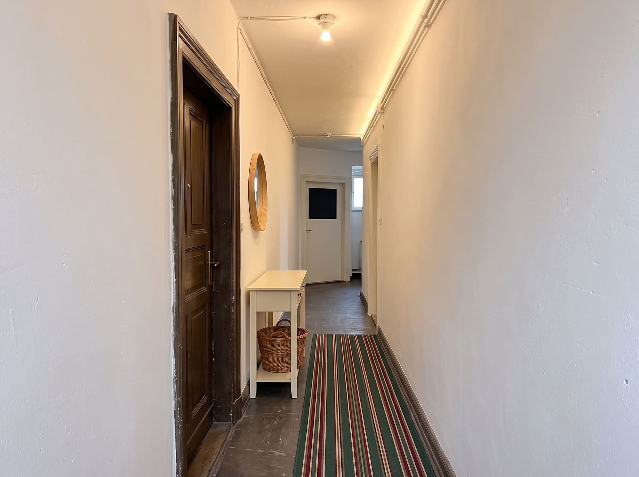 Schmaler, dunkler Flur – nachher, gestaltet mit dem KI Raumplaner im Stil Landhaus