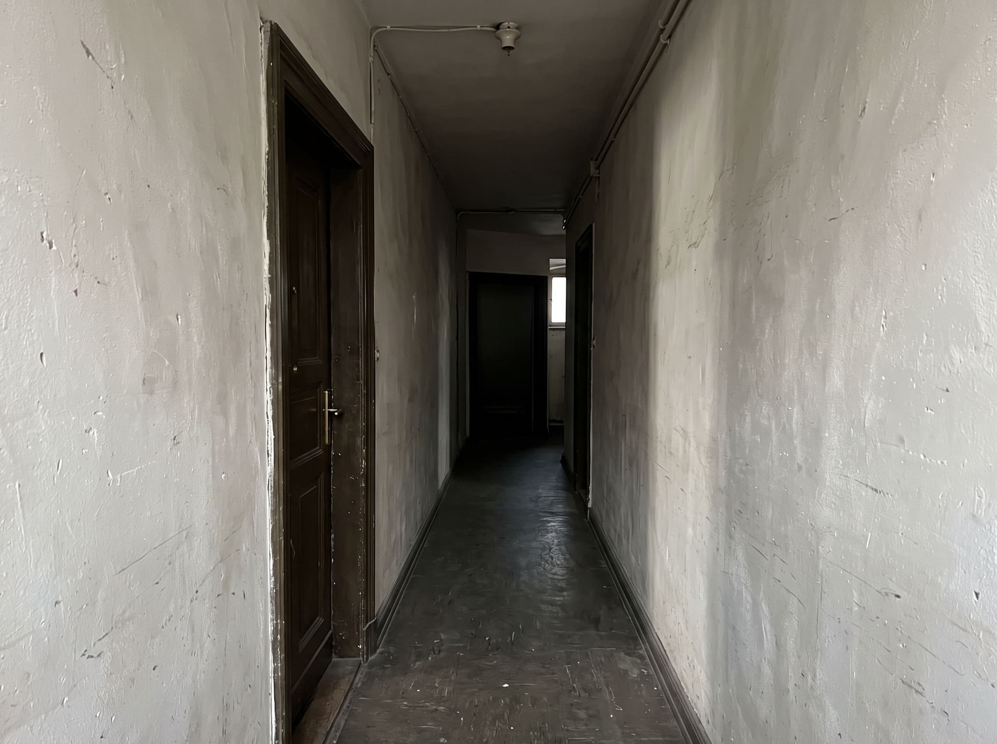 Schmaler, dunkler Flur – vorher, unbearbeitetes Foto