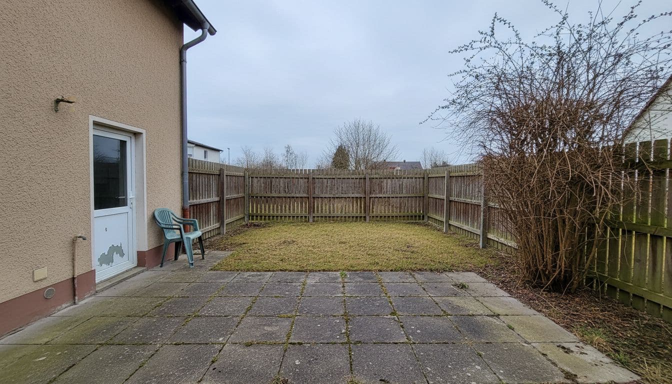 Hinterhof vor und nach der KI-Gartengestaltung – vorher